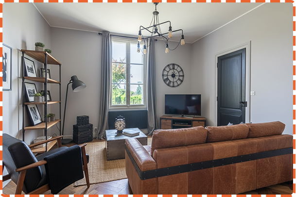 La même pièce après home staging virtuel